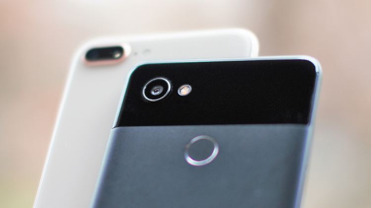 Das iPhone 8 Plus knipst ziemlich gut, doch Google beweist mit dem Pixel 2, dass es auch ohne Dual-Kamera geht.