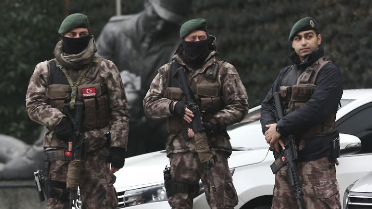 Die türkische Polizei geht gegen den IS-Terror vor - und gegen Regierungskritiker.