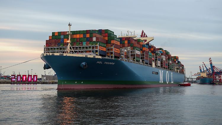 Die deutsche Wirtschaft brummt auch 2017 - hier eines von vielen Containerschiffen in Hamburg.