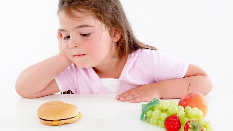 Immer mehr Kinder in Deutschland gelten als fettleibig - schuld daran soll auch die Werbung sein.