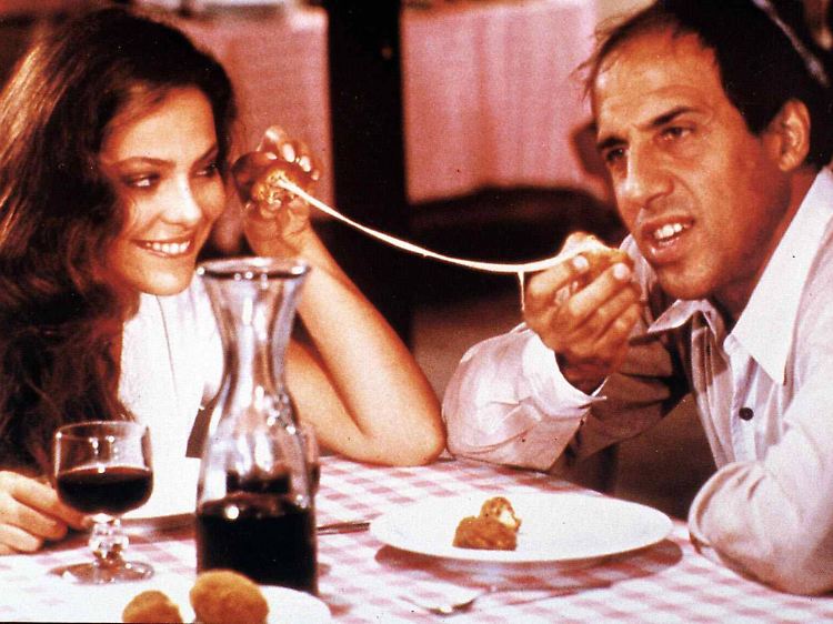 Mit Ornella Muti in "Gib dem Affen Zucker" (1981) - sie behauptete Jahrzehnte später, sie hätte was mit ihm gehabt.