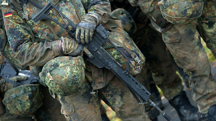 Die CSU will eine "schlagkräftige" Bundeswehr - dafür müsse man mehr Geld in die Verteidigung stecken.