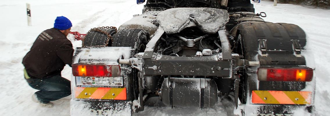 Dünne Umsätze, starker Euro, wenig Halt auf der Straße: An der Börse kämpfen Anleger kurz vor dem Jahresende gegen widrige Bedingungen.
