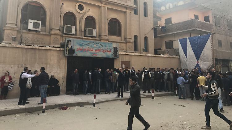 Koptische Christen sind als Minderheit regelmäßig von Anschlägen bedroht, diesmal traf es die Mar Mina Kirche nahe Kairo.