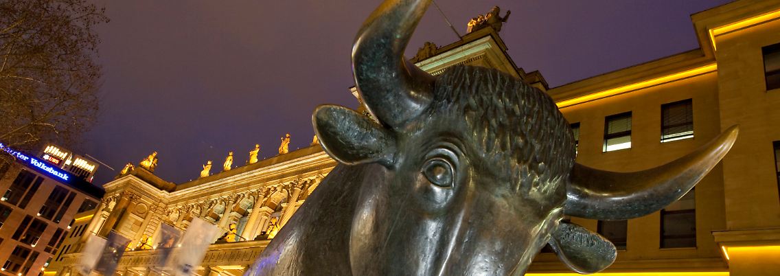 Bulle mit polierten Hörnern: Die Bronzeplastik vor der Frankfurter Börse steht symbolisch für den Aufwärtstrend an den Märkten.