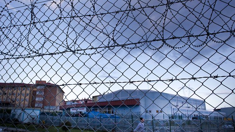 Die Bundesregierung sieht die Lösung der verbliebenen Fälle inhaftierter Deutscher in der Türkei als eine "wichtige Aufgabe zur Verbesserung der bilateralen Beziehungen".