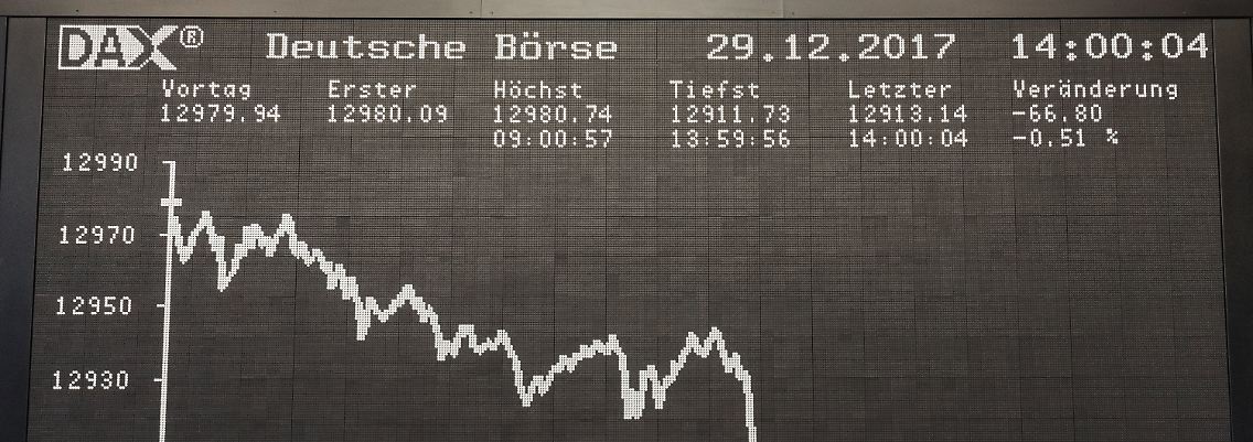 Da staunt der Bulle: Während unten auf dem Parkett die Händler mit Sekt auf das Jahresende anstoßen, fällt der Dax oben auf der Anzeigetafel dem neuen Jahr 2018 entgegen.