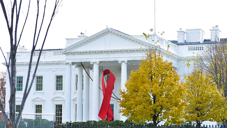 Zum Welt-Aids-Tag hängt jedes Jahr am 1. Dezember auch eine rote Schleife am Weißen Haus.