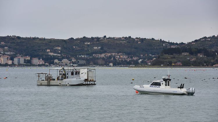 Polizei- und Fischerboote schwimmen vor Savudrija, einer koratischen Stadt am westlichen Zipfel der Bucht von Piran.