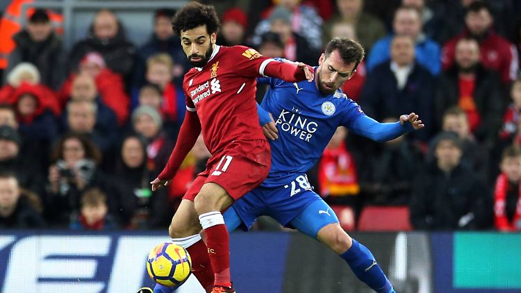 Leicesters Abwehr verzweifelt an Mo Salah. Der Liverpool-Stürmer drehte mit seinem Doppelpack das Spiel zugunsten der Reds.