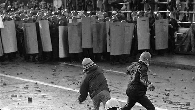 1968 in Tokio: Studenten liefern sich gewalttätige Auseinandersetzungen mit der Polizei.