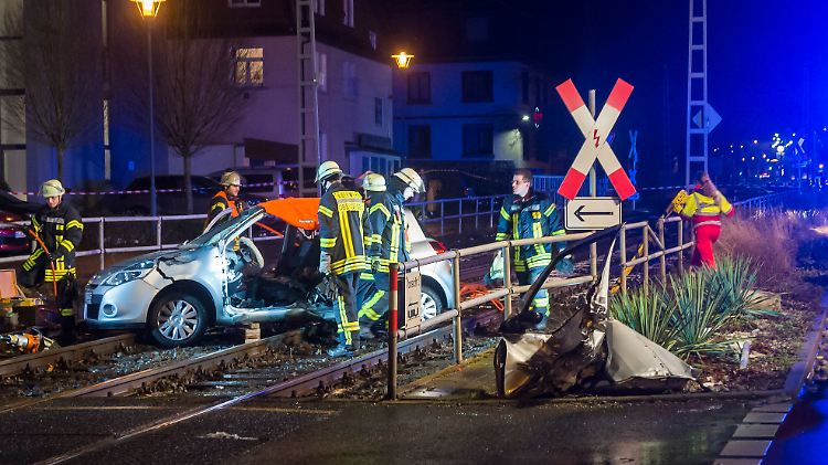 Die Feuerwehr musste den Mann aus dem Unfallwagen befreien.