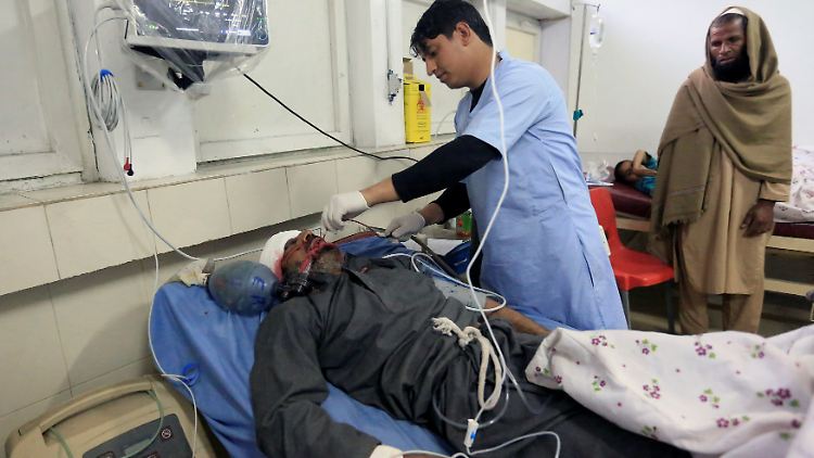 Versorgung eines Verletzten in Jalalabad.