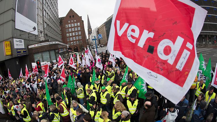 Demonstration vor einem Hamburger Bezirksamt (Archivbild von 2015).