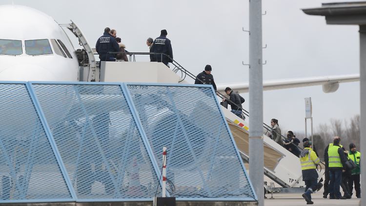 Abgelehnte Asylbewerber, fotografiert bei einer Sammelabschiebung