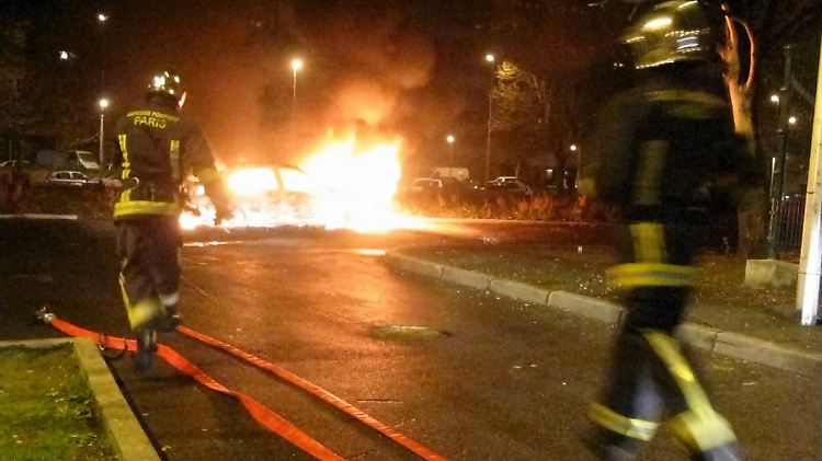 In der Silvesternacht gehen in Frankreich wieder Hunderte Autos in Flammen auf.