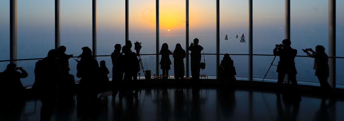 Der erste Sonnenaufgang des neuen Jahres: So sah der Start 2018 vom 118. Stock des Shanghai Tower an der chinesischen Ostküste aus.