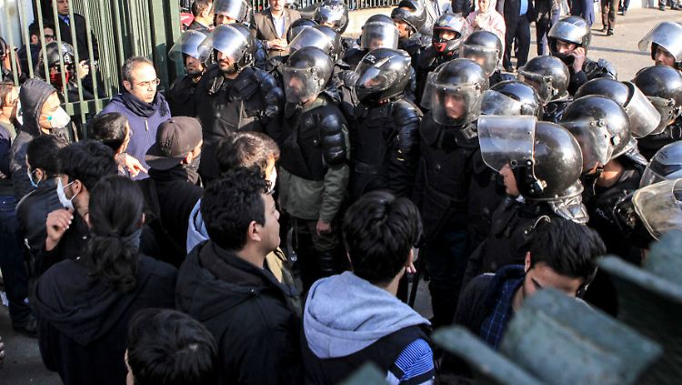 Bei den Protesten im Iran sollen 3000 Menschen verhaftet worden sein. Parlamentarier sorgen sich um ihren Zustand.