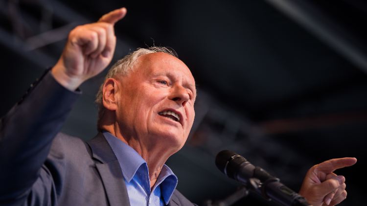 Oskar Lafontaine hat sich für eine neue linke Volkspartei in Deutschland ausgesprochen.