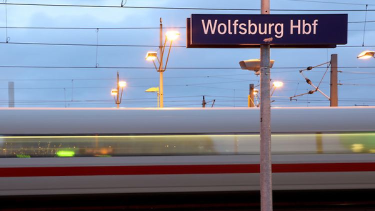 Der VfL Wolfsburg warb 2011 mit Freikarten für ein Bundesliga-Heimspiel bei Lokführern für den Halt. 
