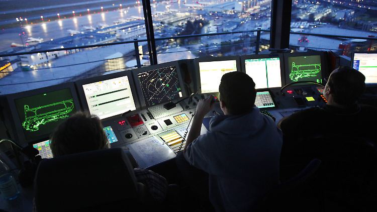 In Deutschlandland ist die DFS (Deutsche Flugsicherung) für die Verkehrskontrolle zuständig.