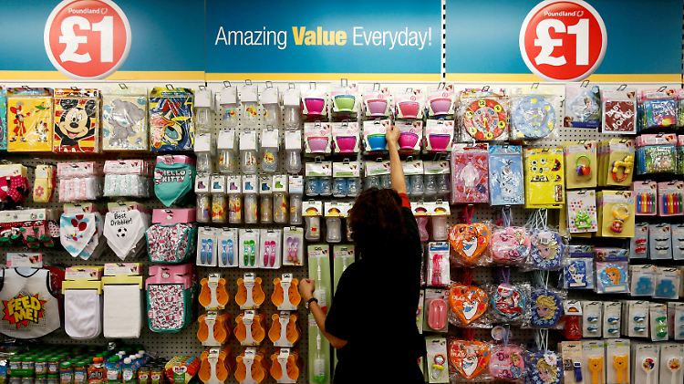 Handelskonzern mit Möbelhäusern, Discount-Läden und Ein-Pfund-Shops: Die Kette "Poundland" gehört ebenso zu Steinhoff wie die Möbelgeschäfte "Poco".