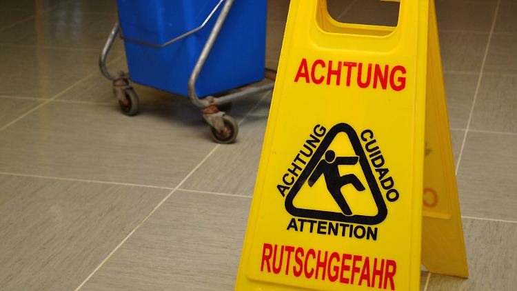 Vielerorts werden nach der Reinigung Warnschilder aufgestellt. 