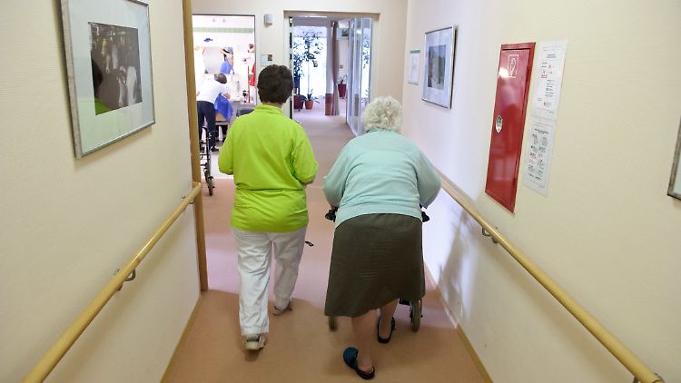 Ein Mindestpersonalschlüssel für Pflegeheime soll ständigen Personaleinsparungen einen Riegel vorschieben.