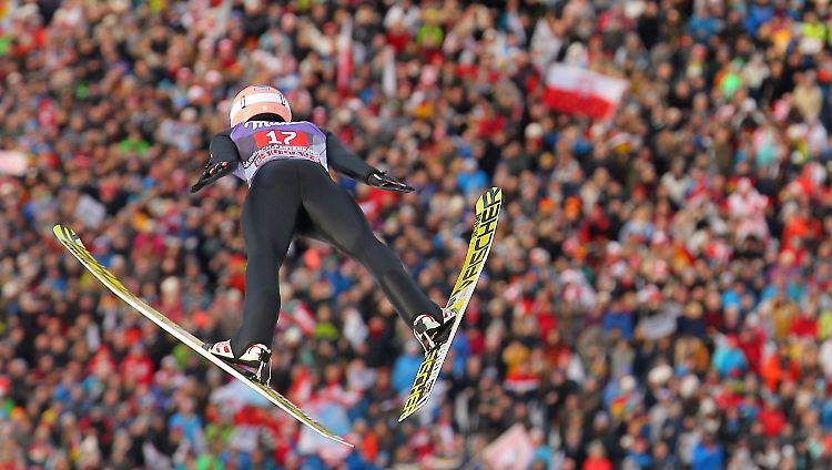 Stefan Kraft hilft die tolle Kulisse nicht - er scheidet im ersten Durchgang des Neujahrsspringens aus.