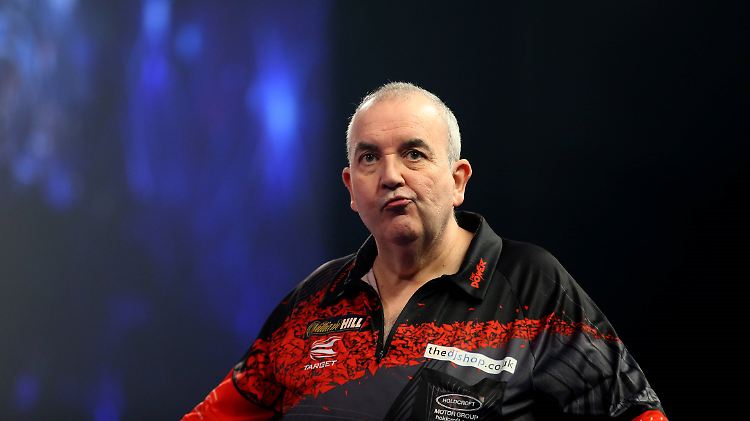 "Pass auf, mein Junge ...": Phil Taylor wirft in seinem letzten Profimatch fast einen Neun-Darter. Am Ende gewinnt aber Newcomer Rob Cross das Finale.