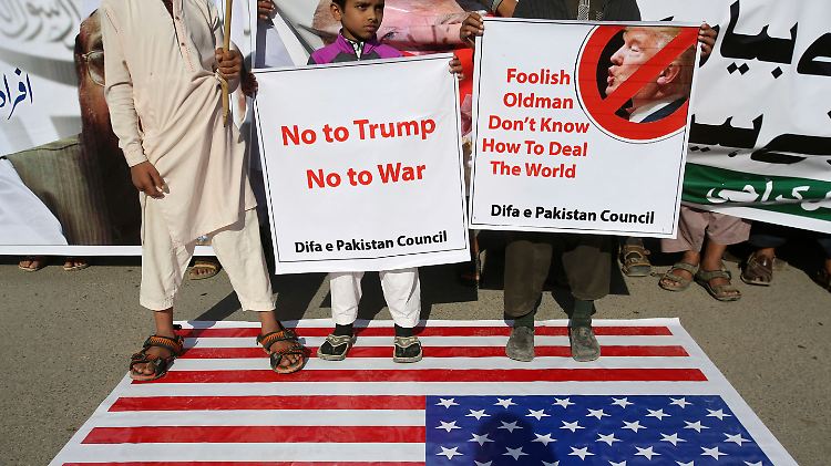 In Karachi protestierten religiöse Gruppen gegen den Tweet von Trump.