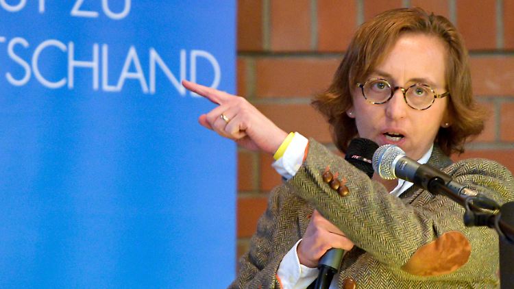 Die AfD-Politikerin Beatrix von Storch kann nicht nachvollziehen, warum die Polizei mehrsprachig twittert.