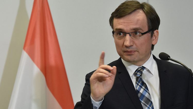 Polens Justizminister Zbigniew Ziobro sagt: "Schutz steht über  Anonymität."