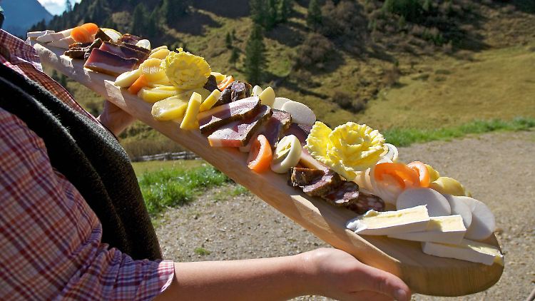 Wer denkt bei einer deftigen Brotzeit wie dieser schon an Kalorien?