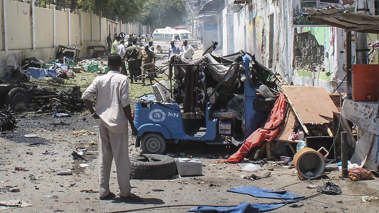 Nach einem Anschlag der Terrormiliz Al-Shabaab versammeln sich Sicherheitskräfte vor einem Regierungsgebäude in Mogadischu (Somalia).