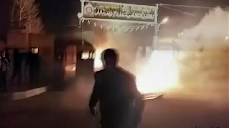 Screenshot eines Videos, das gestern durch die sozialen Medien ging. Es soll den Angriff auf eine Polizeistation zeigen.