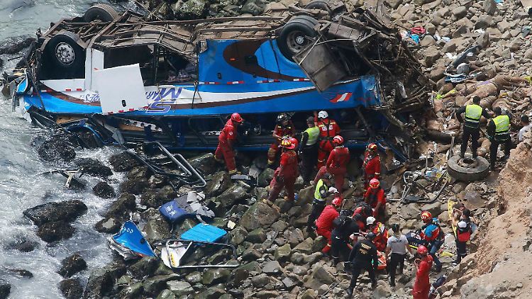 Rettungskräfte versuchen ihr Möglichstes vor Ort.