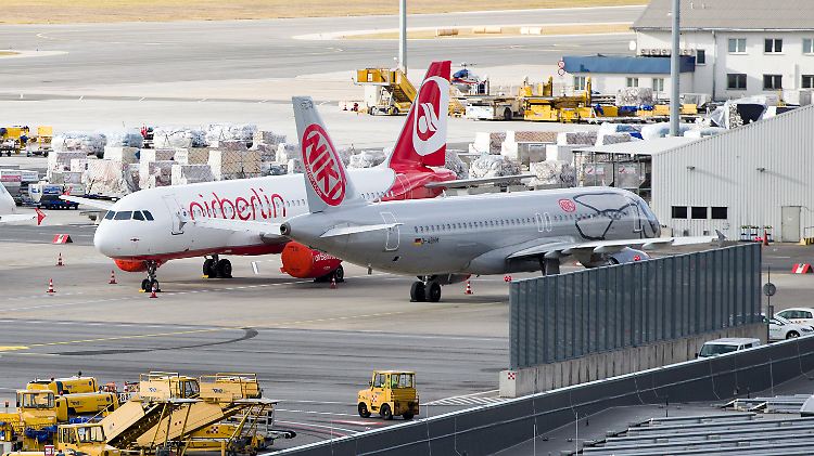 Abgestellt auf dem Flughafen Wien-Schwechat: Eine Maschine von Air Berlin wartet an der Seite eines Niki-Fliegers (r.) auf das weitere Schicksal der österreichischen Air-Berlin-Tochter.