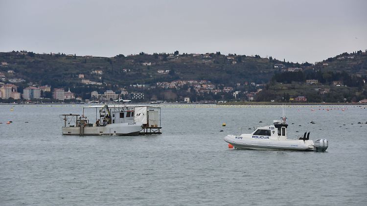 Kroatische Polizeiboote eskortieren Fischer in dem von Slowenien beanspruchten Gebiet.