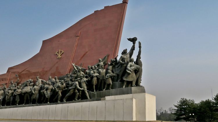 Kunstwerk im Moranbong Park: Nordkorea wird diktatorisch regiert und gilt als das weltweit restriktivste politische System der Gegenwart.