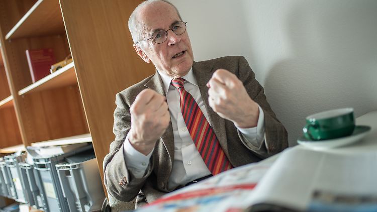 Der Kriminologe Christian Pfeiffer war zwischen 1988 und 2000 sowie zwischen 2003 und 2015 Direktor des Kriminologischen Forschungsinstituts Niedersachsen. Dazwischen war er niedersächsischer Justizminister. Pfeiffer ist 73 Jahre alt und SPD-Mitglied.
