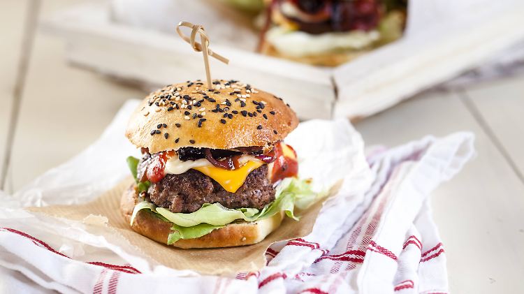 Die Kundin eines Supermarktes wollte Burger zubereiten. Doch als sie die Burger-Brötchen auspackte, entdeckte sie Nadeln in der Ware.