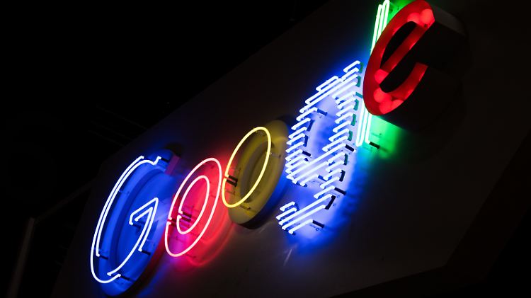 Das Logo von Google leuchtet bei der Digitalmesse dmexco in Köln.
