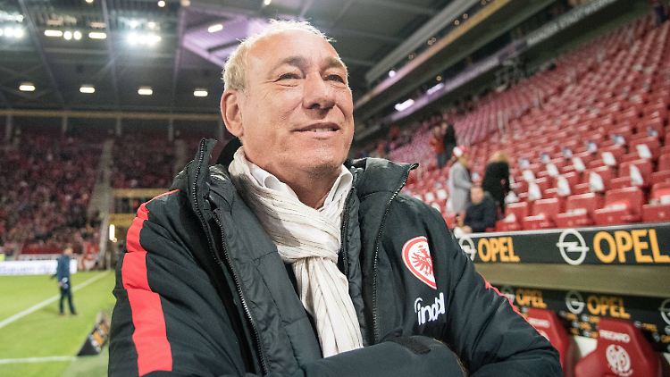 Eintracht Frankfurts Präsident Peter Fischer kann über die AfD-Anzeige nur müde lächeln.