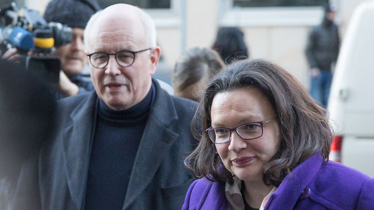 Der CDU/CSU-Bundestagsfraktionsvorsitzende Volker Kauder und die SPD-Bundestagsfraktionsvorsitzende Andrea Nahles.
