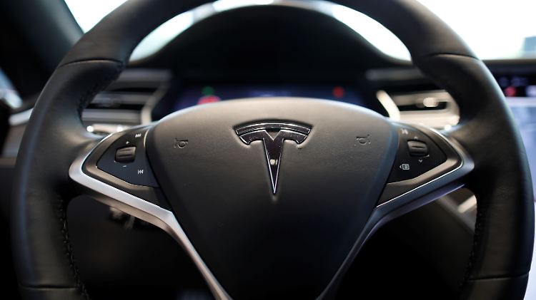Die Konkurrenz drängt in den Markt: Die Produktion des Model 3 springt beim E-Pionier Tesla nicht richtig an.