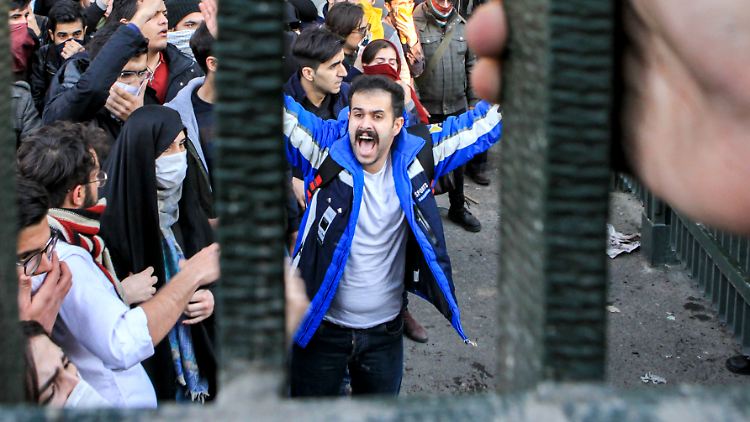 Dieses Bild eines Demonstranten entstand bereits vor Tagen. Die iranische Führung hat gewissermaßen eine Nachrichtensperre verhängt.