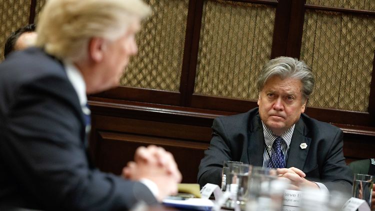 Haben sich offenbar nur noch öffentlich etwas zu sagen: Donald Trump und Steve Bannon (r.)