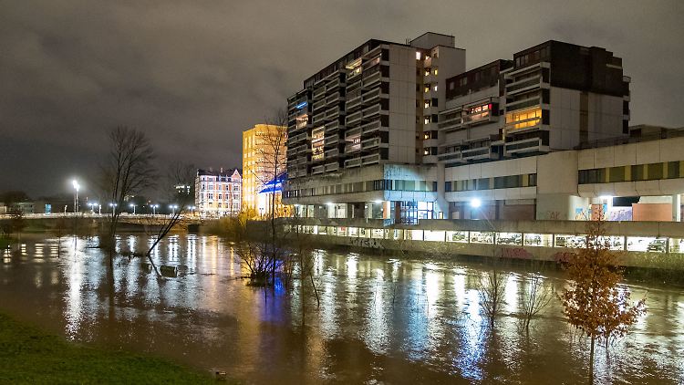 Auch die Ihme in Hannover ist am frühen Morgen schon über die Ufer getreten.