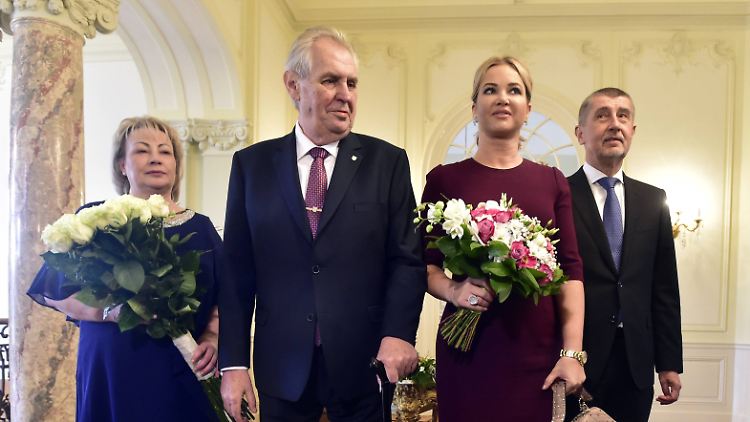 Der bisherige Amtsinhaber Miloš Zeman (2. v.l.) beim Neujahrs-Essen.
